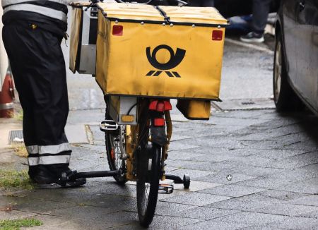 Redaktionelles Bild zum Thema: BAG: Einwurf-Einschreiben allein kein Beweis für Zugang. Neues Scan-Verfahren der Deutschen Post